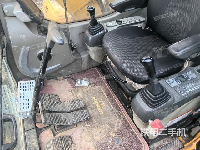 座椅右側(cè)控制臺(tái)/鑰匙門/油門/含右手柄(駕駛室部分) 座椅右側(cè)控制臺(tái)/鑰匙門/油門/含右手柄(駕駛室部分)