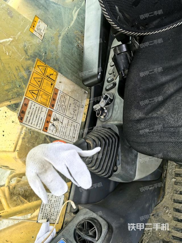 座椅右側(cè)控制臺(tái)/鑰匙門(mén)/油門(mén)/含右手柄（駕駛室部分）