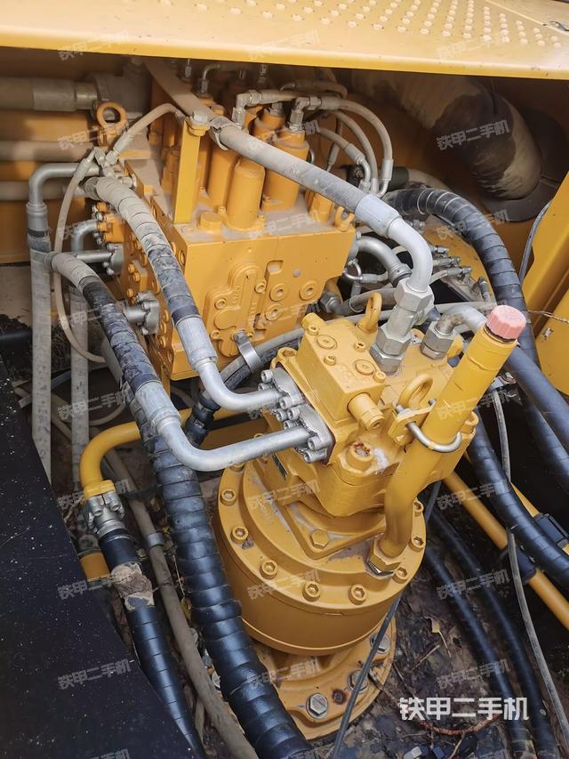 回轉(zhuǎn)馬達和主控閥(整機外觀) 回轉(zhuǎn)馬達和主控閥(整機外觀)