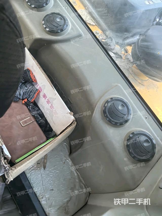 左后方玻璃角標(biāo)(駕駛室部分) 左后方玻璃角標(biāo)(駕駛室部分)