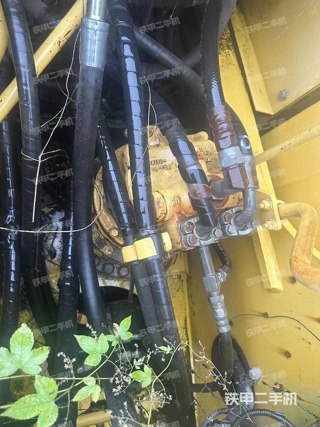 回轉(zhuǎn)馬達(dá)和主控閥（整機(jī)外觀）