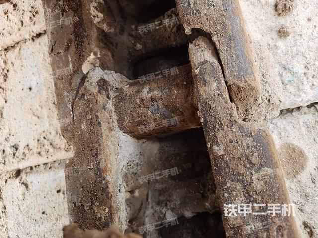 單側(cè)履帶整體(整機外觀) 單側(cè)履帶整體(整機外觀)