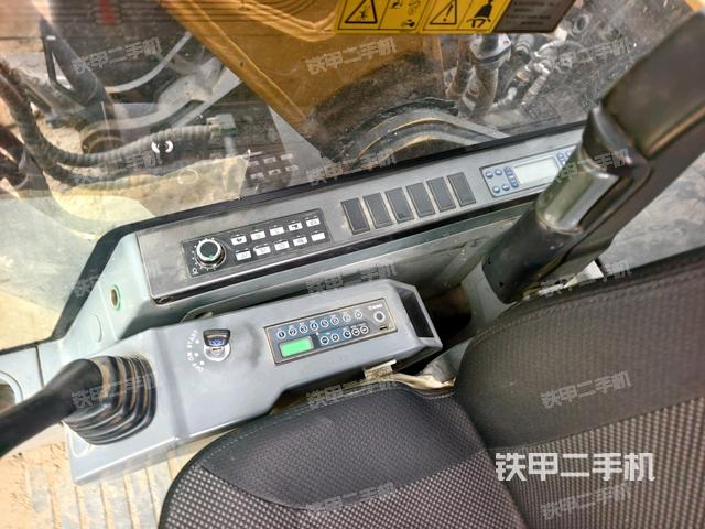 座椅右側(cè)控制臺/鑰匙門/油門/含右手柄(駕駛室部分) 座椅右側(cè)控制臺/鑰匙門/油門/含右手柄(駕駛室部分)