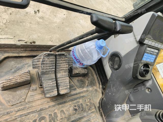 行走控制手柄和踏板?俯拍（駕駛室部分）