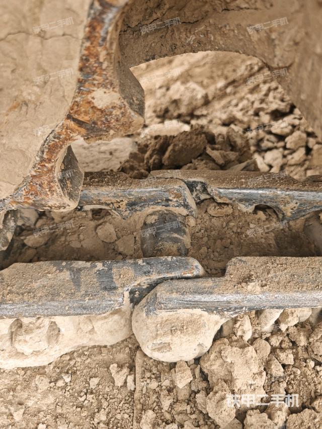 右驅(qū)動輪（行走機構(gòu)）