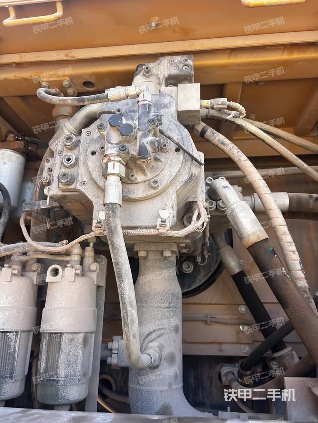 液壓泵艙室正面整體(整機外觀) 液壓泵艙室正面整體(整機外觀)