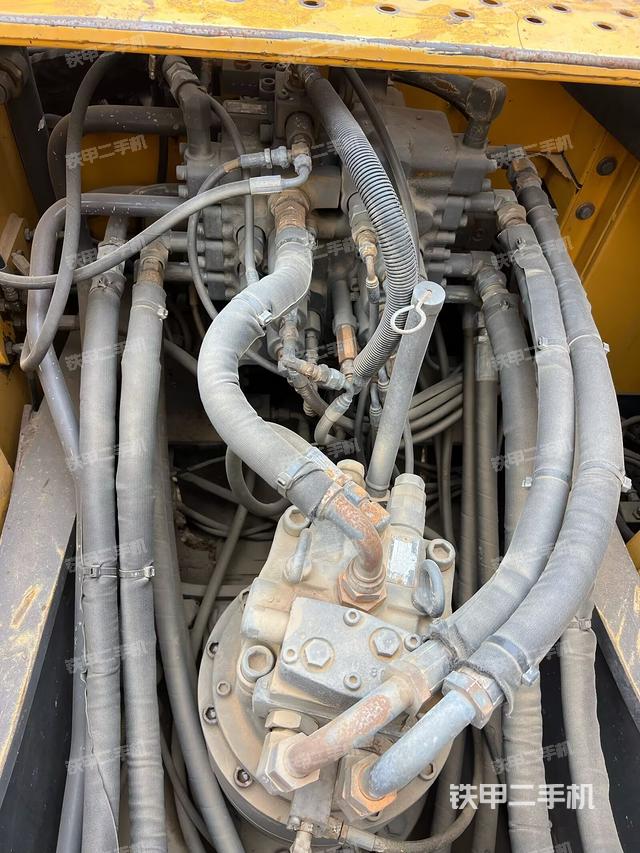 回轉(zhuǎn)馬達(dá)和主控閥（整機(jī)外觀）