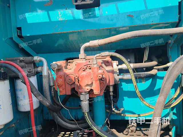 液压泵舱室正面整体(整机外观) 液压泵舱室正面整体(整机外观)