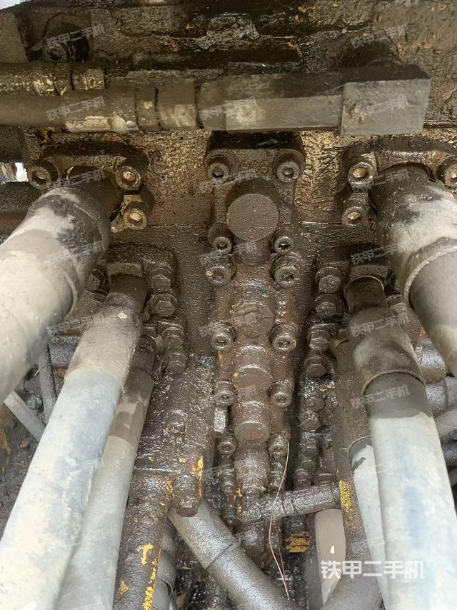 回转马达和主控阀（整机外观）