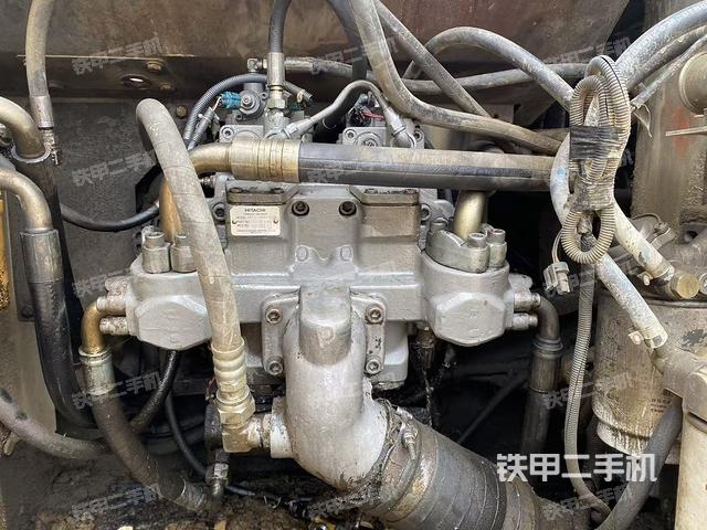 液压泵舱室正面整体(整机外观) 液压泵舱室正面整体(整机外观)