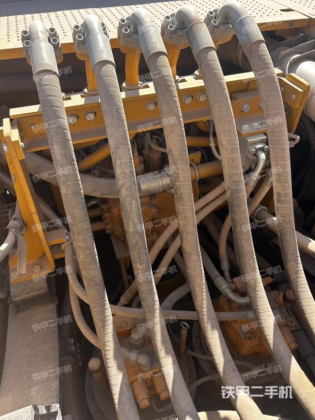 回轉馬達和主控閥(整機外觀) 回轉馬達和主控閥(整機外觀)