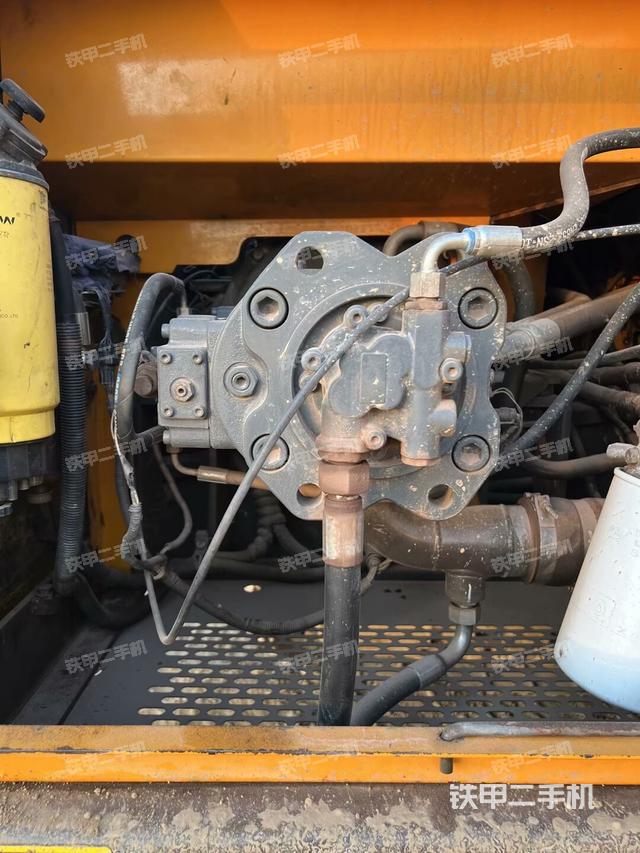 液压泵舱室正面整体（整机外观）