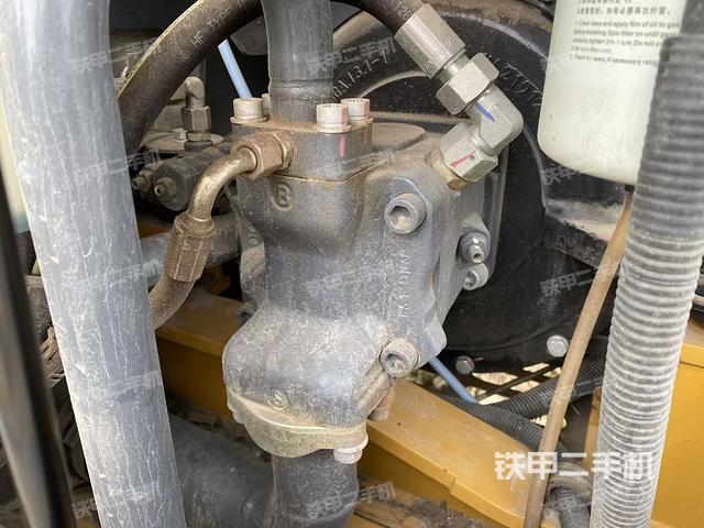 液壓泵艙室正面整體（整機外觀）