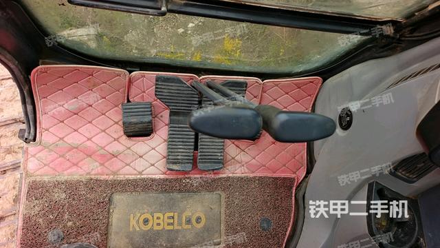 行走控制手柄和踏板?俯拍(駕駛室部分) 行走控制手柄和踏板?俯拍(駕駛室部分)