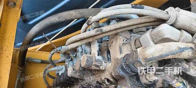 回轉(zhuǎn)馬達(dá)和主控閥(整機(jī)外觀) 回轉(zhuǎn)馬達(dá)和主控閥(整機(jī)外觀)