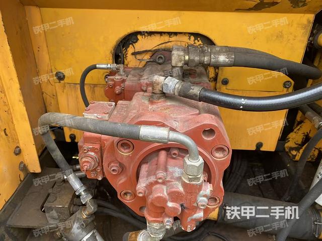 液压泵舱室正面整体(整机外观) 液压泵舱室正面整体(整机外观)