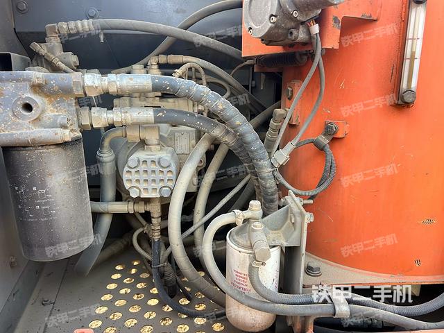 液压泵舱室正面整体（整机外观）