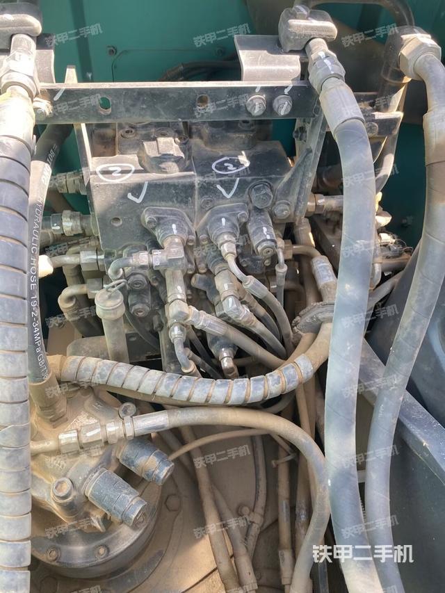 回转马达和主控阀（整机外观）