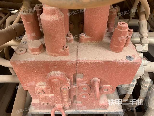 回轉(zhuǎn)馬達(dá)和主控閥（整機(jī)外觀）