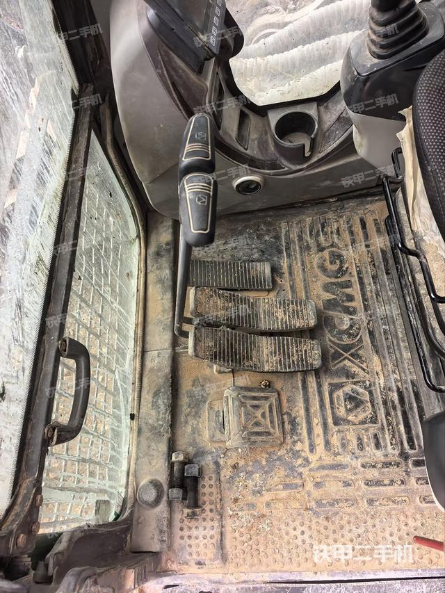 行走控制手柄和踏板?俯拍(駕駛室部分) 行走控制手柄和踏板?俯拍(駕駛室部分)