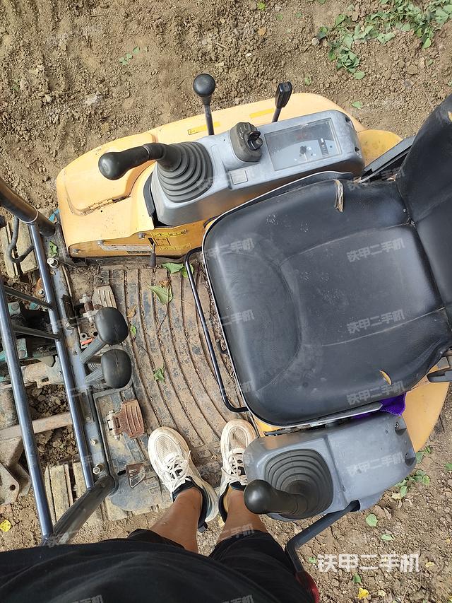 驾驶室顶部(整机外观) 驾驶室顶部(整机外观)