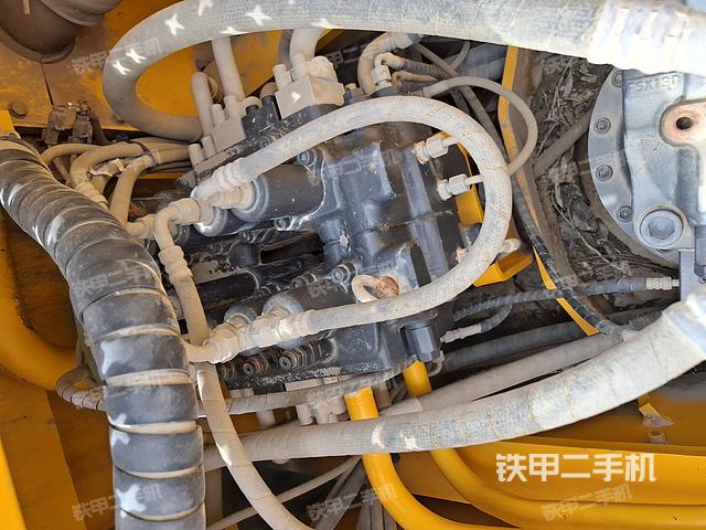 回轉(zhuǎn)馬達(dá)和主控閥(整機外觀) 回轉(zhuǎn)馬達(dá)和主控閥(整機外觀)