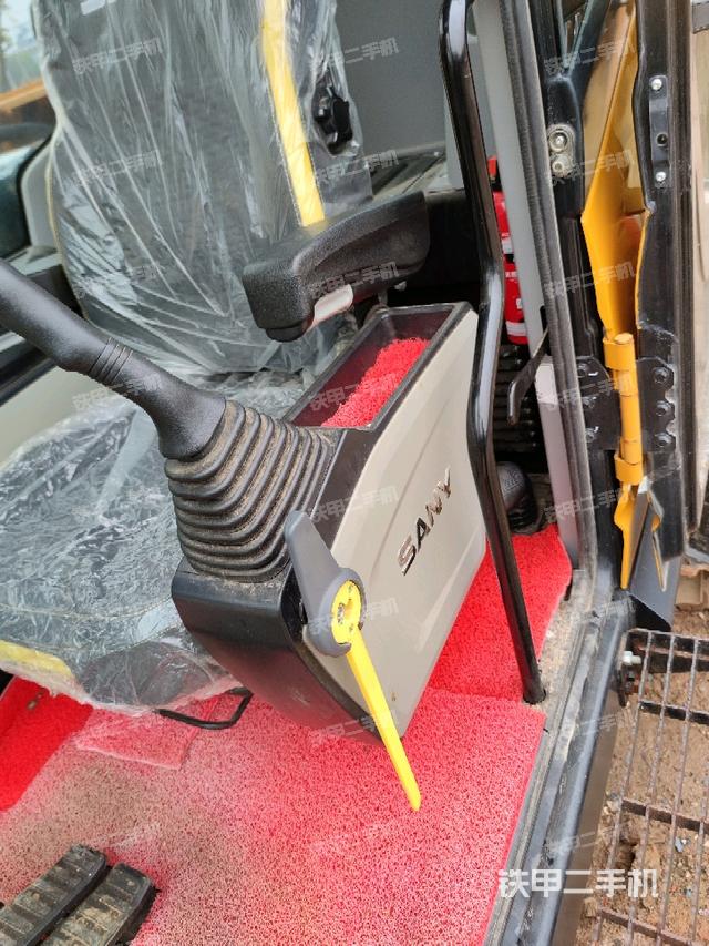 座椅左側(cè)控制臺/音響/含左手柄(駕駛室部分) 座椅左側(cè)控制臺/音響/含左手柄(駕駛室部分)