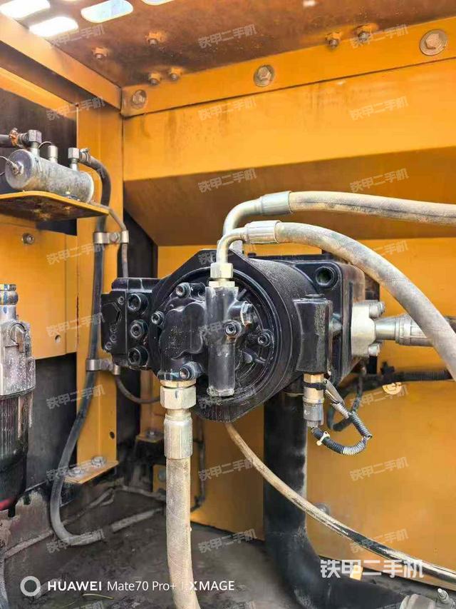 液压泵舱室正面整体（整机外观）