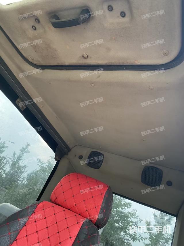 駕駛室頂部（整機外觀）