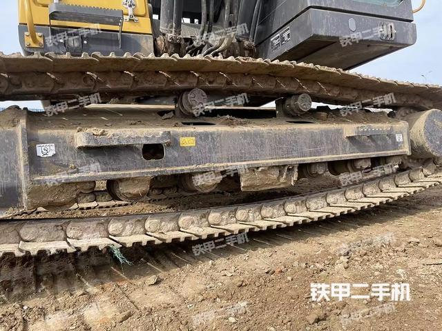 单侧履带整体(整机外观) 单侧履带整体(整机外观)