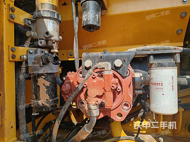 液压泵舱室正面整体(整机外观) 液压泵舱室正面整体(整机外观)