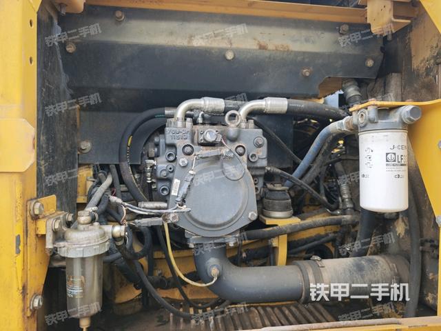 液压泵舱室正面整体(整机外观) 液压泵舱室正面整体(整机外观)