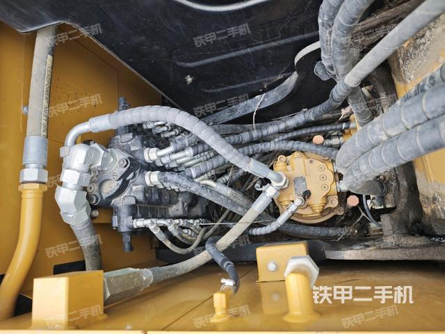 回转马达和主控阀(整机外观) 回转马达和主控阀(整机外观)