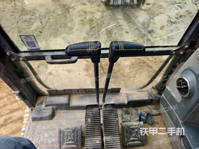 行走控制手柄和踏板?俯拍(駕駛室部分) 行走控制手柄和踏板?俯拍(駕駛室部分)