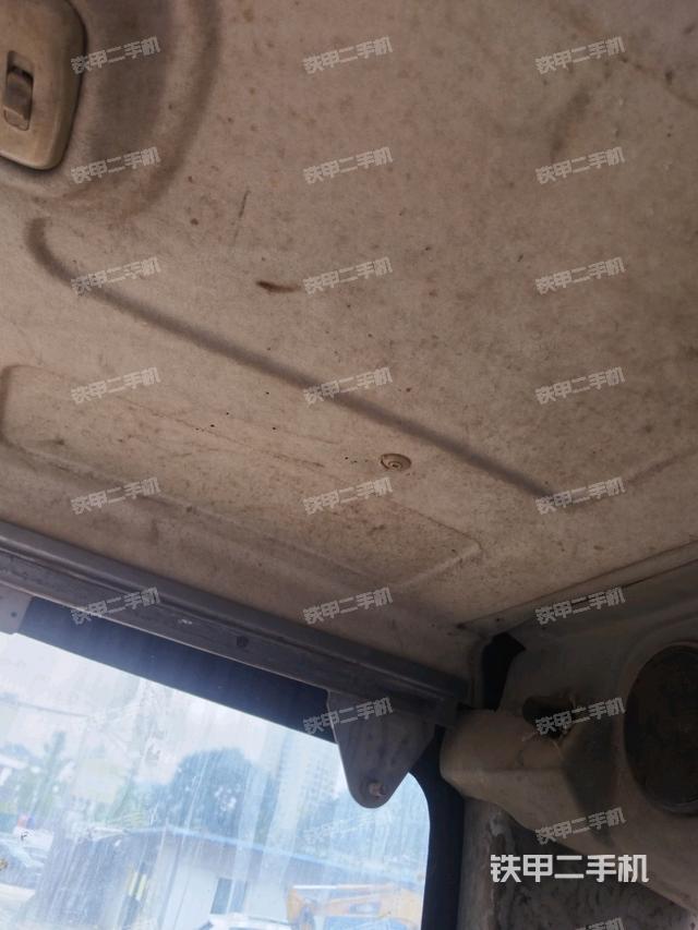 行走控制手柄和踏板?俯拍(駕駛室部分) 行走控制手柄和踏板?俯拍(駕駛室部分)