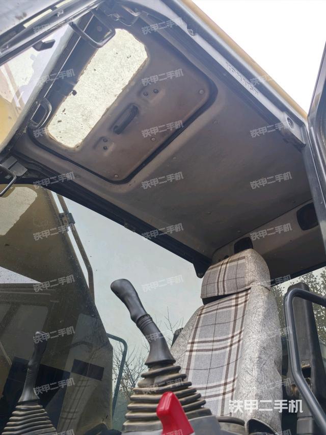 驾驶室顶部(整机外观) 驾驶室顶部(整机外观)