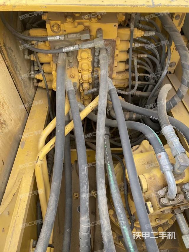 回转马达和主控阀(整机外观) 回转马达和主控阀(整机外观)