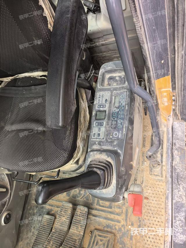 座椅左側(cè)控制臺/音響/含左手柄(駕駛室部分) 座椅左側(cè)控制臺/音響/含左手柄(駕駛室部分)