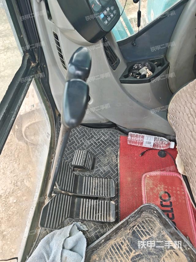 行走控制手柄和踏板?俯拍（駕駛室部分）