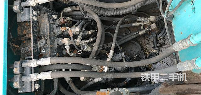 回轉(zhuǎn)馬達(dá)和主控閥（整機(jī)外觀）