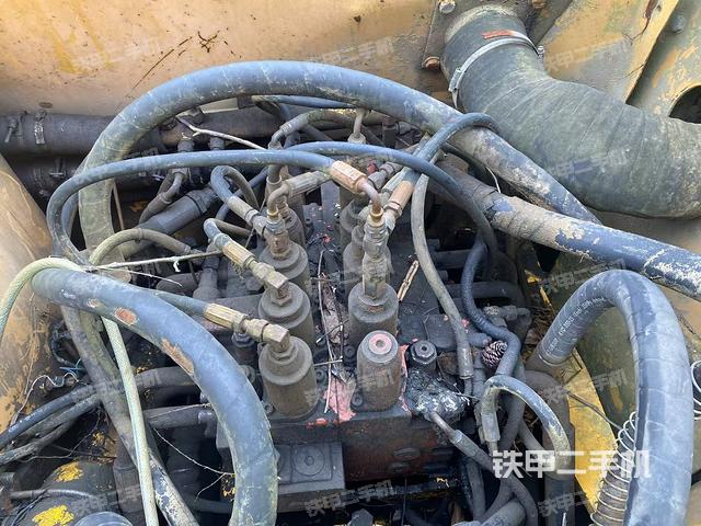 回转马达和主控阀（整机外观）