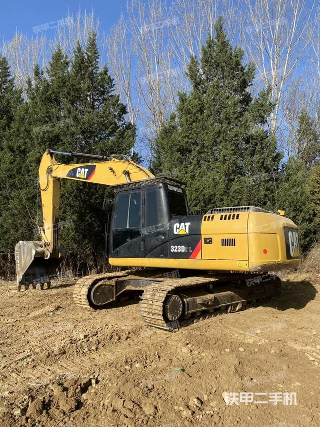 卡特彼勒323D2L挖掘机