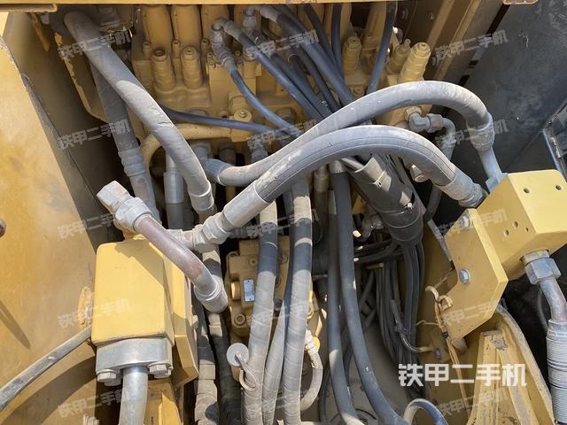 回轉(zhuǎn)馬達(dá)和主控閥（整機(jī)外觀）