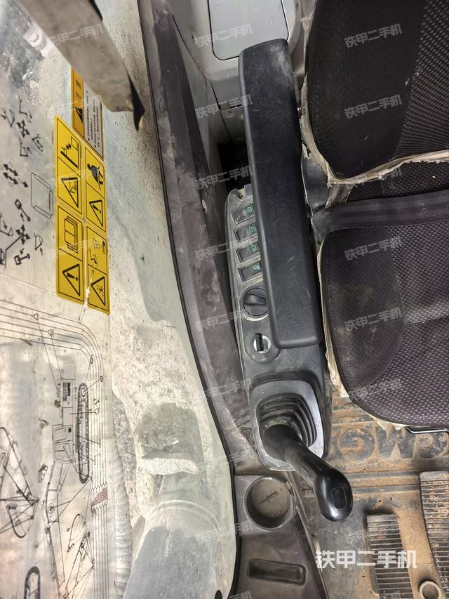 座椅右側(cè)控制臺/鑰匙門/油門/含右手柄(駕駛室部分) 座椅右側(cè)控制臺/鑰匙門/油門/含右手柄(駕駛室部分)