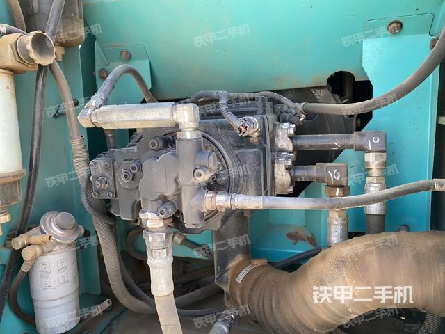 液压泵舱室正面整体（整机外观）