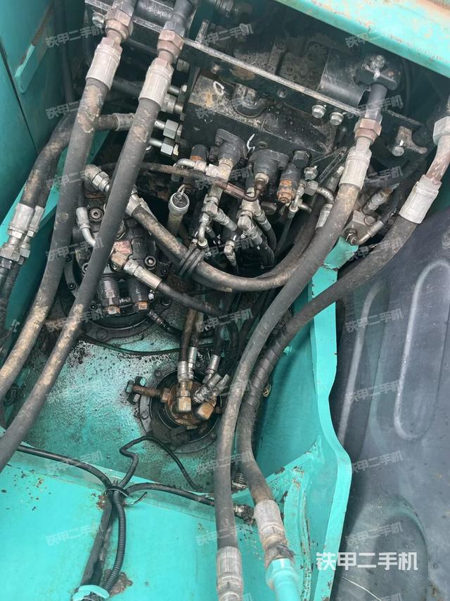 回轉(zhuǎn)馬達(dá)和主控閥（整機外觀）