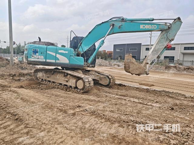 神鋼SK200-8挖掘機