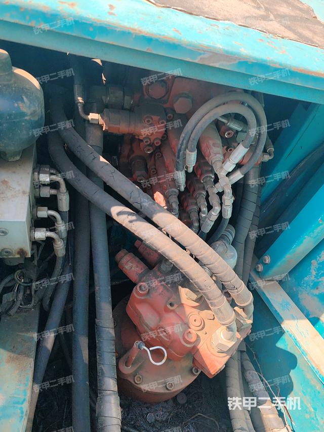 回转马达和主控阀(整机外观) 回转马达和主控阀(整机外观)