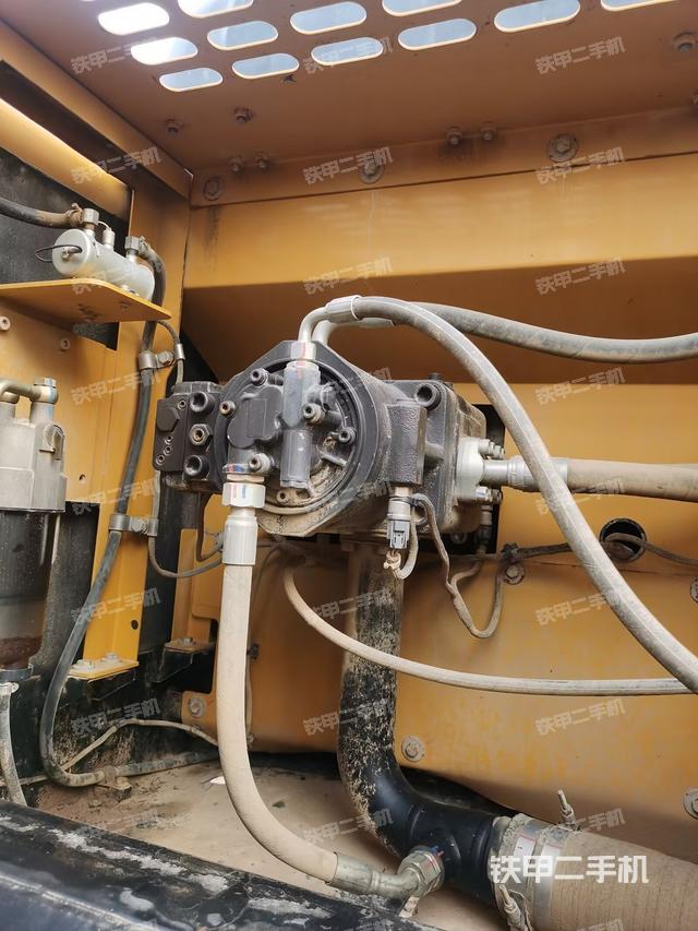 液壓泵艙室正面整體(整機外觀) 液壓泵艙室正面整體(整機外觀)