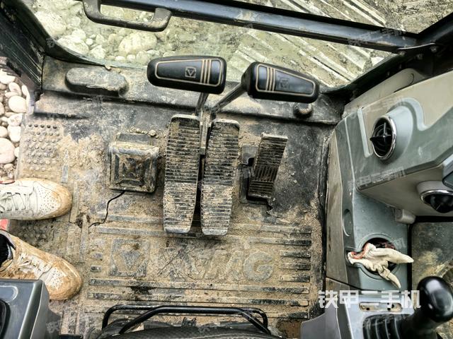 行走控制手柄和踏板?俯拍（駕駛室部分）